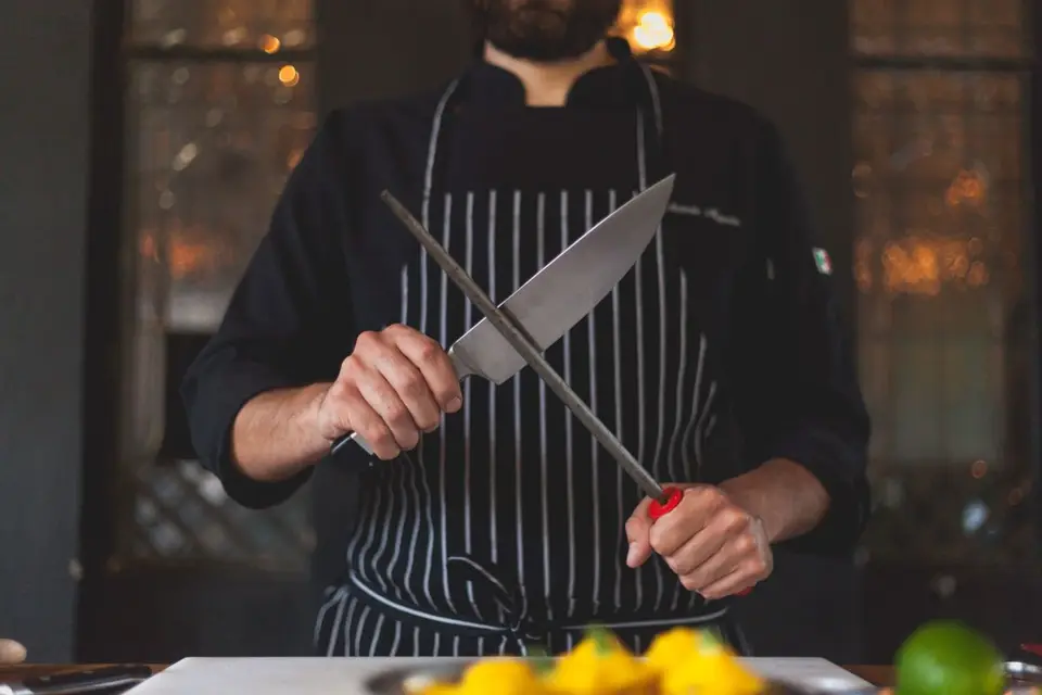 Cómo mantener el filo de tus cuchillos de cocina en casa