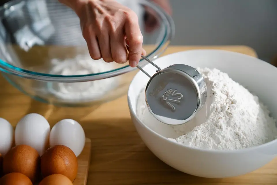 Por qué una báscula de cocina mejora tanto la repostería
